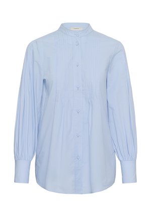 Jasnoniebieska bluzka z długim rękawem, stójką mandaryńską, zapinana z przodu na guziki, z pionowymi plisami oraz marszczonymi bufkami z szerokimi mankietami.