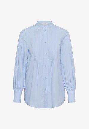 Jasnoniebieska bluzka z długim rękawem, stójką mandaryńską, zapinana z przodu na guziki, z pionowymi plisami oraz marszczonymi bufkami z szerokimi mankietami.