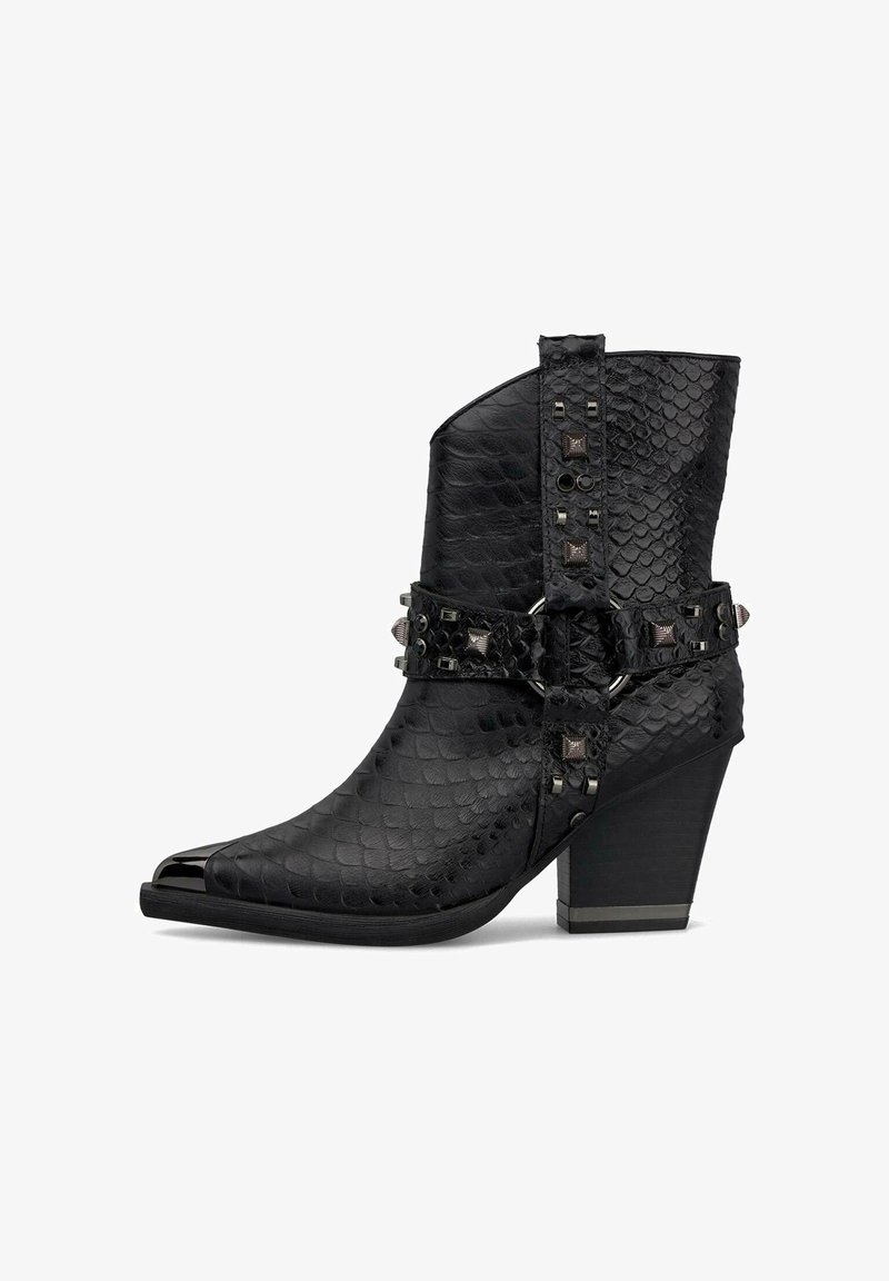 Botín negro de tobillo con textura de piel de serpiente sintética, punta afilada y tacón cuadrado. Presenta tachuelas decorativas y una correa con acentos metálicos.