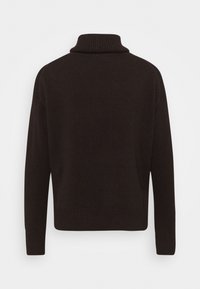 Dunkelbrauner Pullover mit hohem, geripptem Rollkragen. Verfügt über lange Ärmel und eine lockere Passform. Strukturierter Strickstoff mit einem sauberen Finish.