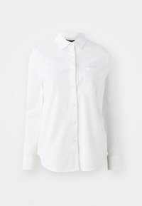 Camisa de botones blanca de manga larga, hecha de una tela con textura suave, con un cuello clásico y un bolsillo en el pecho.