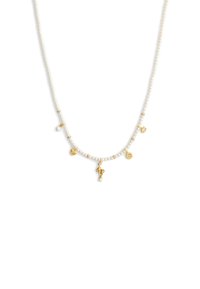 Guld- og perlesmykke med en række hvide perler, der har guldcharms, inklusive en hest, en blomst og dekorative accenter.