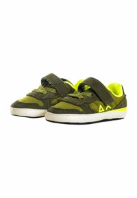 Un paio di sneaker per bambini verdi e gialle con fasce in Velcro e suole bianche, angolate leggermente a sinistra su uno sfondo bianco.