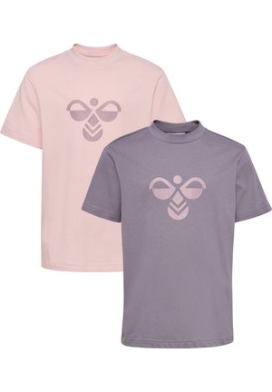 Dwa t-shirty z krótkim rękawem i okrągłym dekoltem, jeden jasnoróżowy, drugi stonowany fioletowy, każdy z geometrycznym logo pszczoły na środku klatki piersiowej.