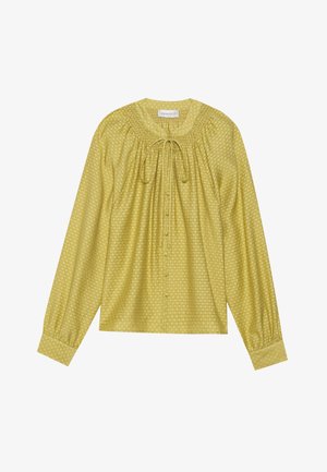 Blusa de manga longa em amarelo claro com padrão de quadrados texturizados, decote plissado, fecho por laço e detalhes em botão ao longo da frente.