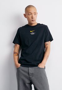 Nike Sportswear TEE - Apdrukāts T-krekls - black