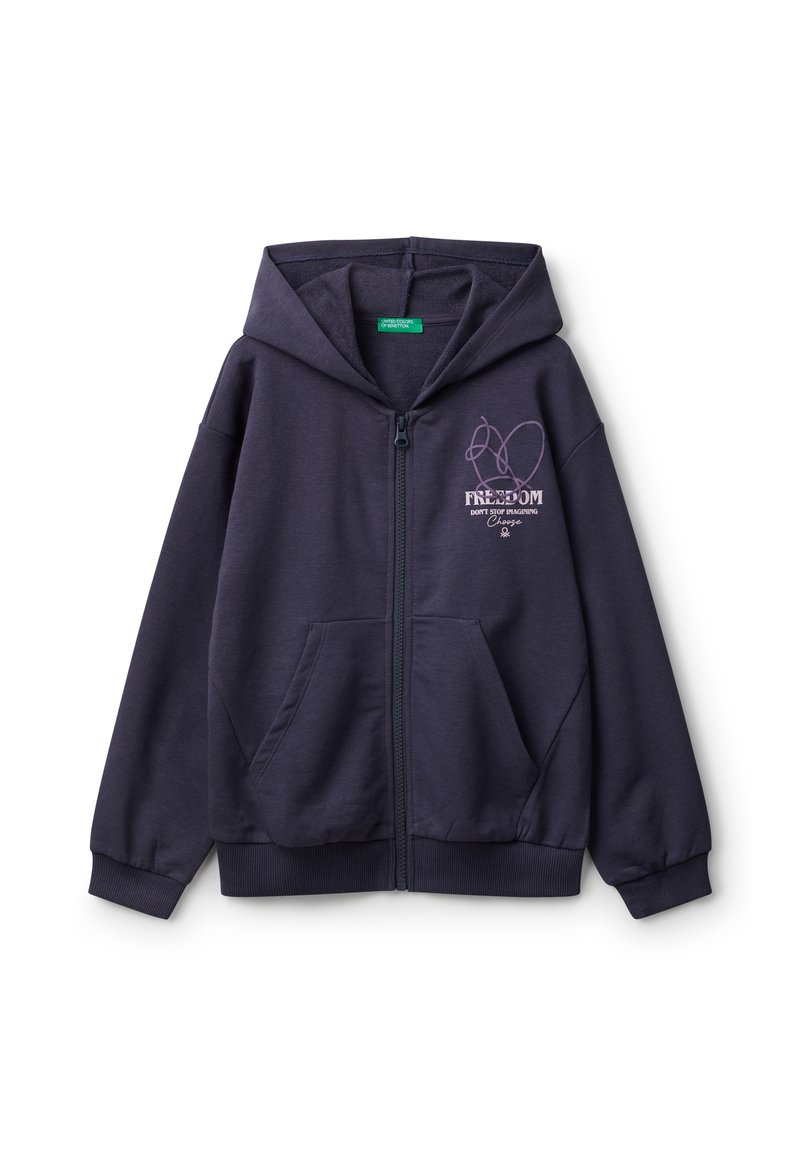 Felpa con zip di colore navy in tessuto morbido, dotata di due tasche frontali, cappuccio con cordino e testo stampato con un design semplice sul petto.
