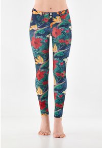 Leggings con motivo tropicale caratterizzati da ibisco rosso e uccello del paradiso giallo su uno sfondo scuro, con un design aderente e chiusura con bottone in vita.