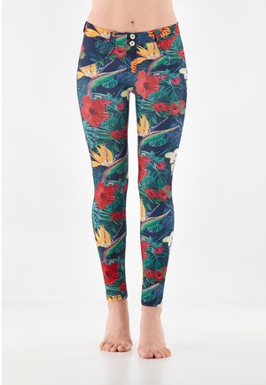Leggings con motivo tropicale caratterizzati da ibisco rosso e uccello del paradiso giallo su uno sfondo scuro, con un design aderente e chiusura con bottone in vita.