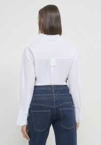 Calliope CROP CON FIBBIE LATERALI  - Camicia - bianco