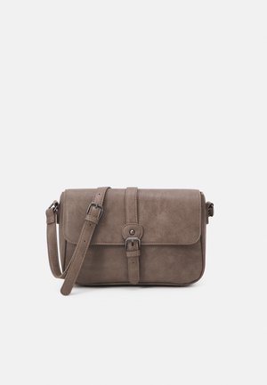 Rechteckige Crossbody-Tasche in Taupe mit verstellbarem Riemen und vorderer Schnallenverschluss aus glattem strukturiertem Material.