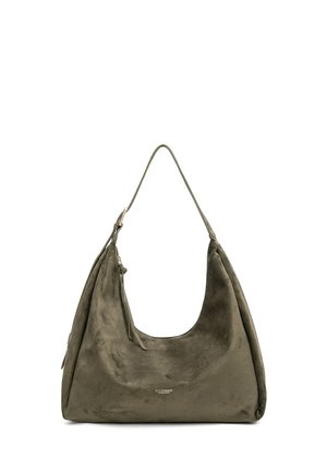 Borsa a spalla in suede verde oliva con forma curvata, ampia apertura, tracolla sottile e una piccola tasca esterna con zip. Design minimalista.