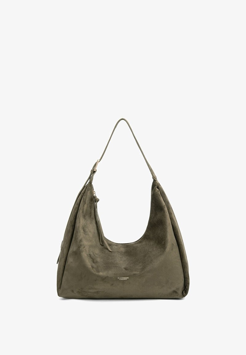 Borsa a spalla in suede verde oliva con forma curvata, ampia apertura, tracolla sottile e una piccola tasca esterna con zip. Design minimalista.