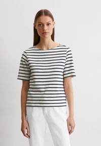 Gestreiftes T-Shirt mit kurzen Ärmeln, aus leichtem Material gefertigt. Verfügt über navy- und weiße abwechselnde Streifen sowie einen weiten Ausschnitt.