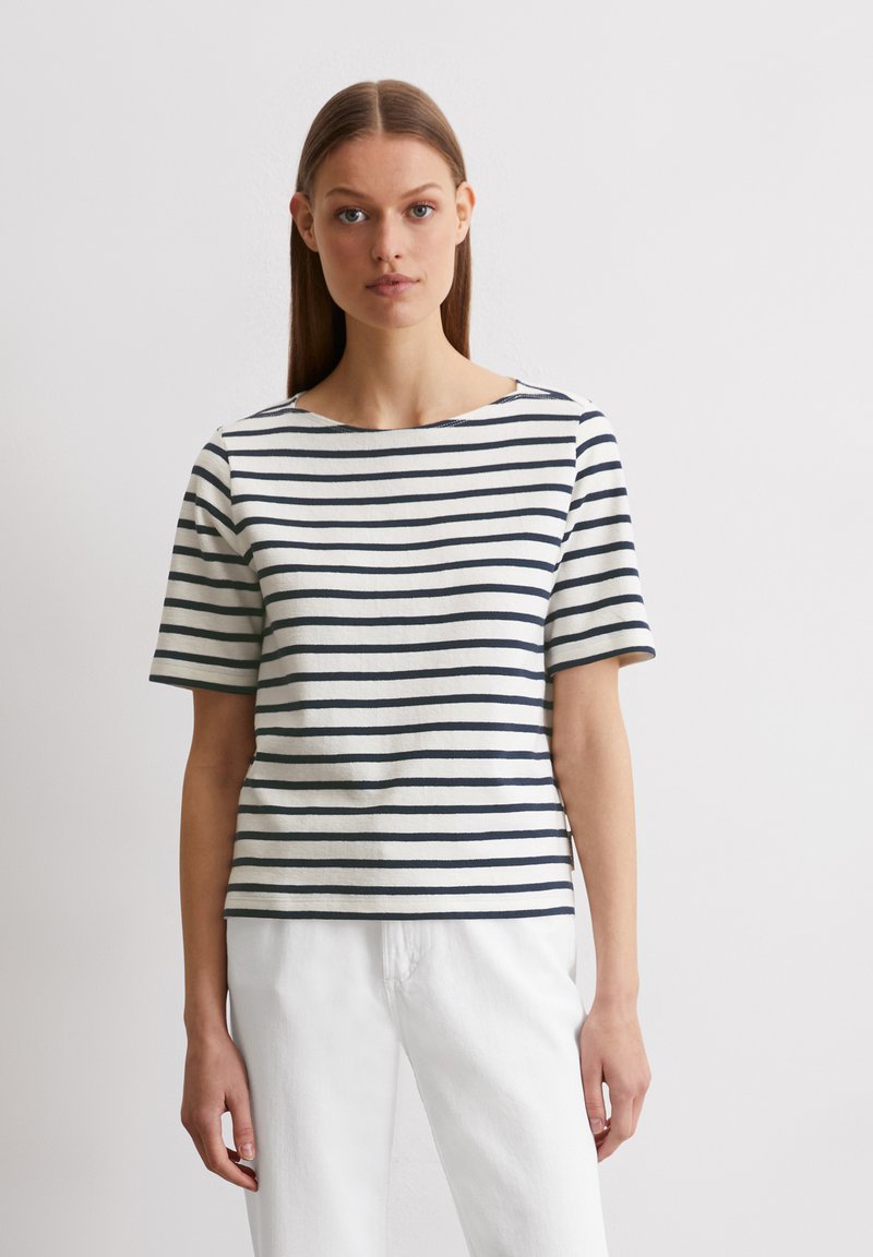 Gestreiftes T-Shirt mit kurzen Ärmeln, aus leichtem Material gefertigt. Verfügt über navy- und weiße abwechselnde Streifen sowie einen weiten Ausschnitt.