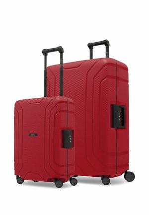 Due valigie rigide rosse, grande e media, con maniglie telescopiche nere, quattro ruote ciascuna e serrature laterali a combinazione integrate.