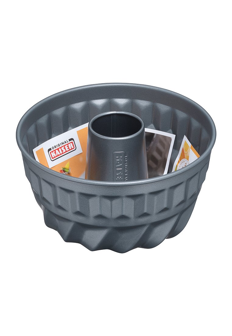 Tortiera bundt in silicone grigia con tubo centrale per una cottura uniforme, con esterno rigato e superficie interna liscia. Include schede con ricette.