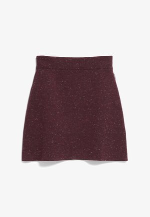 Knielanger, bordeauxfarbener Strickrock mit geripptem Bund und dezentem weißen Fleckenmuster.