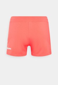 Korallfärgade sportshorts i mjukt tyg, med en enkel design, elastisk midjeband och en liten vit logotyp på nedre vänstra sidan.