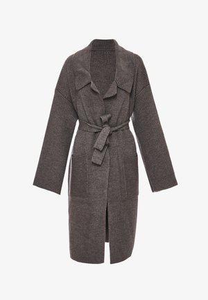 Szary, prążkowany szlafrok kąpielowy z kołnierzem typu szal, dwiema przednimi kieszeniami, długimi rękawami oraz materiałowym paskiem w talii. Otwarty krój z przodu.