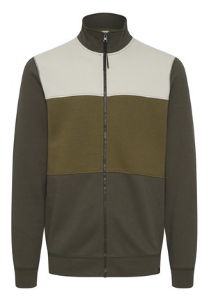 Maslinasto zeleni dukserica s visokim ovratnikom, s krem i svijetlosmeđim horizontalnim blokovima boje, punim zatvaračem i rebrastim manžetama i donjim rubom.