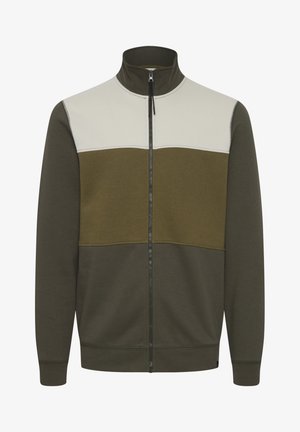 Olive zielony sweter z wysokim kołnierzem, z kremowymi i jasnobrązowymi poziomymi blokami kolorów, z pełnym zapięciem na zamek oraz ściągaczami przy mankietach i u dołu.