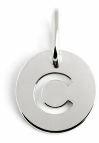 Silverfärgad, cirkulär berlock med ett upphöjt bokstaven "C" i mitten, med en polerad yta och en ögla för fäste.