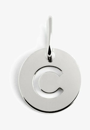 Sølv rund vedhæng med et hævet bogstav "C" i midten, der har en poleret overflade og en løkke til fastgørelse.