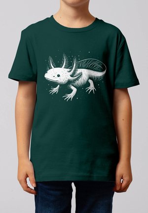 Kind trägt dunkelgrünes T-Shirt mit einer weißen Axolotl-Illustration vorne vor schlichten Hintergrund.