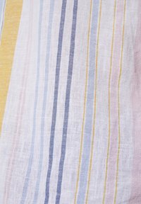 Leinenstoff mit vertikalen Streifen in Gelb, Pink, Hellblau und Dunkelblau auf einem weißen Hintergrund. Leichtes, strukturiertes Gewebe.
