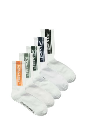 Witte sokken met gekleurde strepen: oranje, groen, marineblauw en donkergroen. Elke sok heeft het "JACK & JONES"-logo op de streep en de tekst "SINCE NINETEEN NINETY."