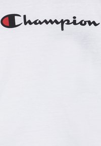 Weißes Baumwoll-T-Shirt mit einem schwarzen geschwungenen "Champion"-Logo, das einen roten Akzent im "C" aufweist. Glatte Textur, normale Passform, kurze Ärmel.