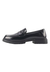 Zwarte lakleren loafers met een gladde afwerking, voorzien van een gestikte bovenkant, een gevoerde binnenzool en een stevige rubberen zool.
