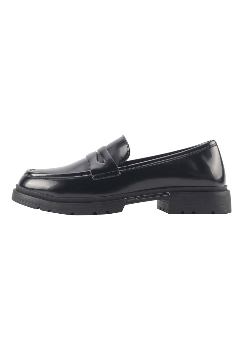 Zwarte lakleren loafers met een gladde afwerking, voorzien van een gestikte bovenkant, een gevoerde binnenzool en een stevige rubberen zool.