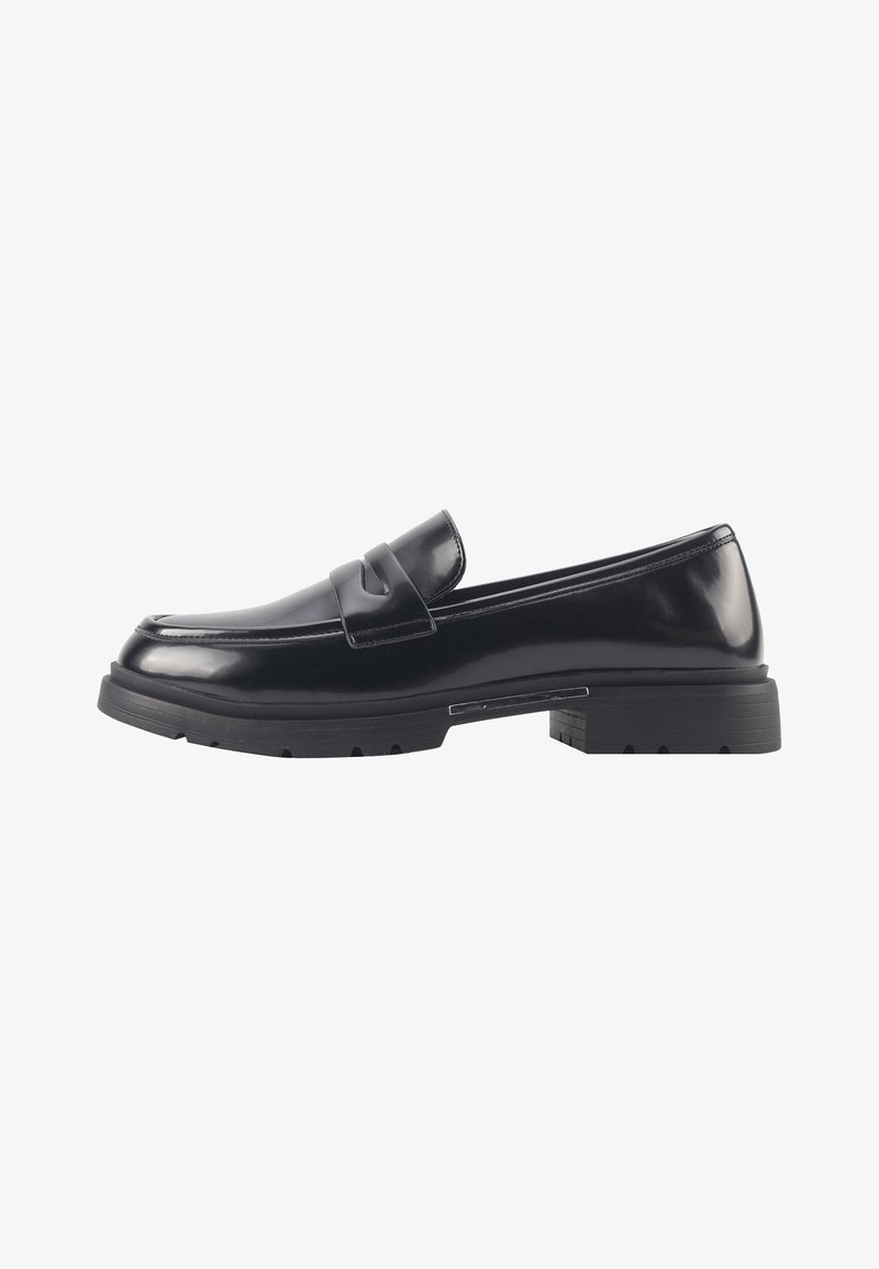 Musta lakkapintainen loaferit sileällä pinnalla, joissa on ommeltu varvas, pehmustettu pohja ja kestävä kumipohja.