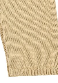 Beiger Strickstoffabschnitt mit sichtbarem Rippenrand, der enge, gleichmäßige Maschen und eine weiche Textur zeigt.