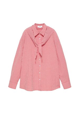 Czerwona i biała koszula w kratę gingham z długim rękawem, kołnierzykiem i przymocowanym szalikiem przewieszonym wokół szyi.