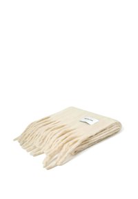Wollen sjaal in licht crèmekleur, met franjes aan de randen en een label. Zachte textuur met een rechthoekige vorm, netjes opgevouwen.