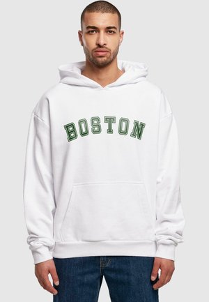 Hvid hættetrøje med "BOSTON" trykt i mørkegrøn over brystet. Har en frontlomme og ribbede manchetter og kant.