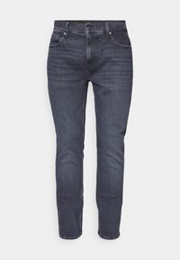 Jeans rectos de color azul oscuro fabricados en denim. Incluyen cinco bolsillos, un cierre de botón y un ligero desgastado en la tela.