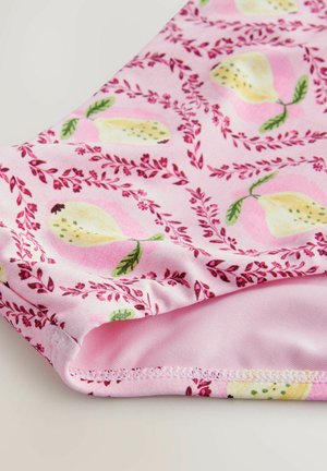 Różowy materiał z powtarzającymi się wzorami gruszek i kwiatów, charakteryzujący się gładką teksturą i wykończeniem brzegów.