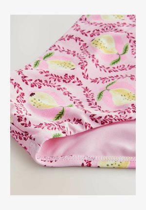Rozā audums ar atkārtotiem bumbieru un ziedu rakstiem, ar gludu tekstūru un apstrādātām malām.