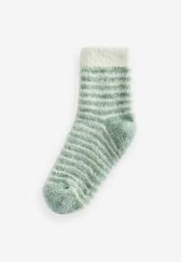 Randig grön och vit strumpa gjord av mjukt, fluffigt material. Har en fluffig mudd med ljus och mörk grön som alternerar i ränder.