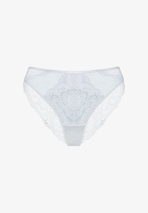 Koronkowa bielizna w jasnym niebieskim kolorze, zdobiona wzorami kwiatowymi, z gładkim przodem oraz delikatnymi falbankami po bokach i z tyłu.