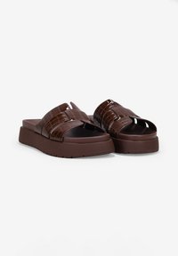 Infradito di plastica marrone con un design testurizzato, effetto croc, stile aperto sulla punta e suola spessa in gomma per comfort e stabilità.