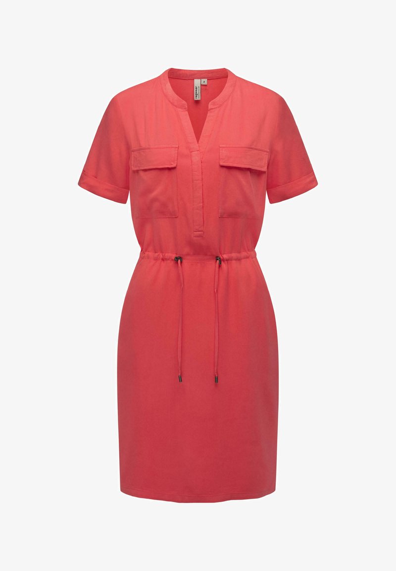 Koraļa krāsas īsām piedurknēm kleita ar apkakli, divām krūšu kabatām un regulējamu aukliņu vidukļa daļā. Gluda auduma, brīva piegriezuma.