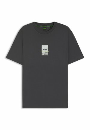 Maglietta in cotone grigia con collo rotondo, caratterizzata da una stampa grafica centrale che include la parola "BOSS" e dettagli verdi. Maniche corte.
