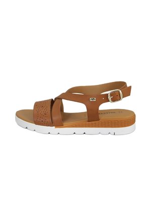 Sandali in pelle marrone con punta aperta, due cinturini larghi e dettagli a intaglio, chiusura con fibbia e suola bianca antiscivolo.