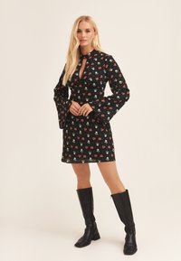 GINI LONDON ROSE PRINT FLARED SLEEVE MINI WITH CUT OUT - Day dress - black