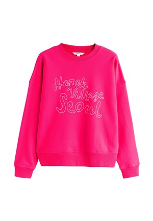 Leuchtend pinker Pullover mit Rundhalsausschnitt und weißem, kursivem Schriftzug "Hanok Village Seoul" auf der Vorderseite, ausgestattet mit langen Ärmeln und gerippten Bündchen.